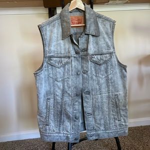 Levi Denim Jean Vest, Size Large.